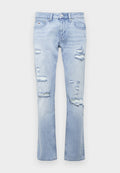 Hellblaue Jeans im geraden Schnitt, ausgestattet mit abgenutzten Patches, fransigen Kanten und einem klassischen Fünf-Taschen-Design.