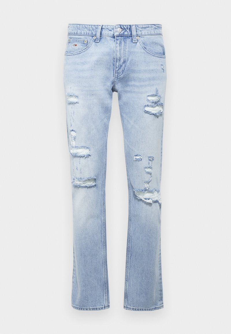 Hellblaue Jeans im geraden Schnitt, ausgestattet mit abgenutzten Patches, fransigen Kanten und einem klassischen Fünf-Taschen-Design.