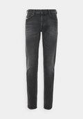 Schwarze Denim-Jeans mit klassischem geradem Schnitt, subtiler Ausbleichung und Fünf-Taschen-Design mit kontrastierenden Nähdetails.