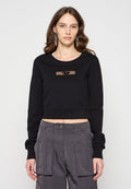 Schwarzer, kurzer Sweatshirt mit gerippter Textur, ausgestattet mit einem rechteckigen braunen Logo-Patch in der Mitte. Lange Ärmel und ein runder Halsausschnitt.