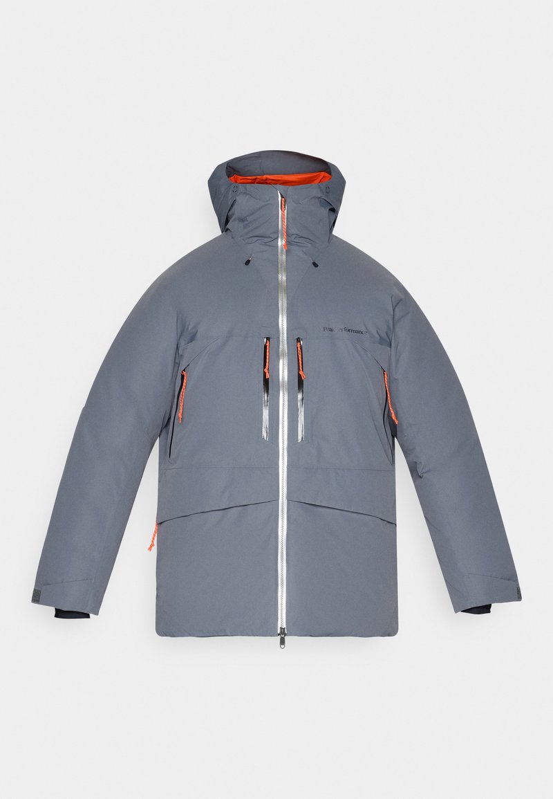 Graue isolierte Jacke mit Kapuze, orangefarbenen Akzenten, einem Reißverschluss vorne und mehreren Reißverschlusstaschen. Glatte Textur, gesteppte Gestaltung.
