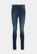 Schmale Jeans aus dunkelblauem Denim mit leichter Ausbleichung, Fünf-Taschen-Design und einer vorderen Knopfverschluss. Glatte Textur, figurbetonte Silhouette.