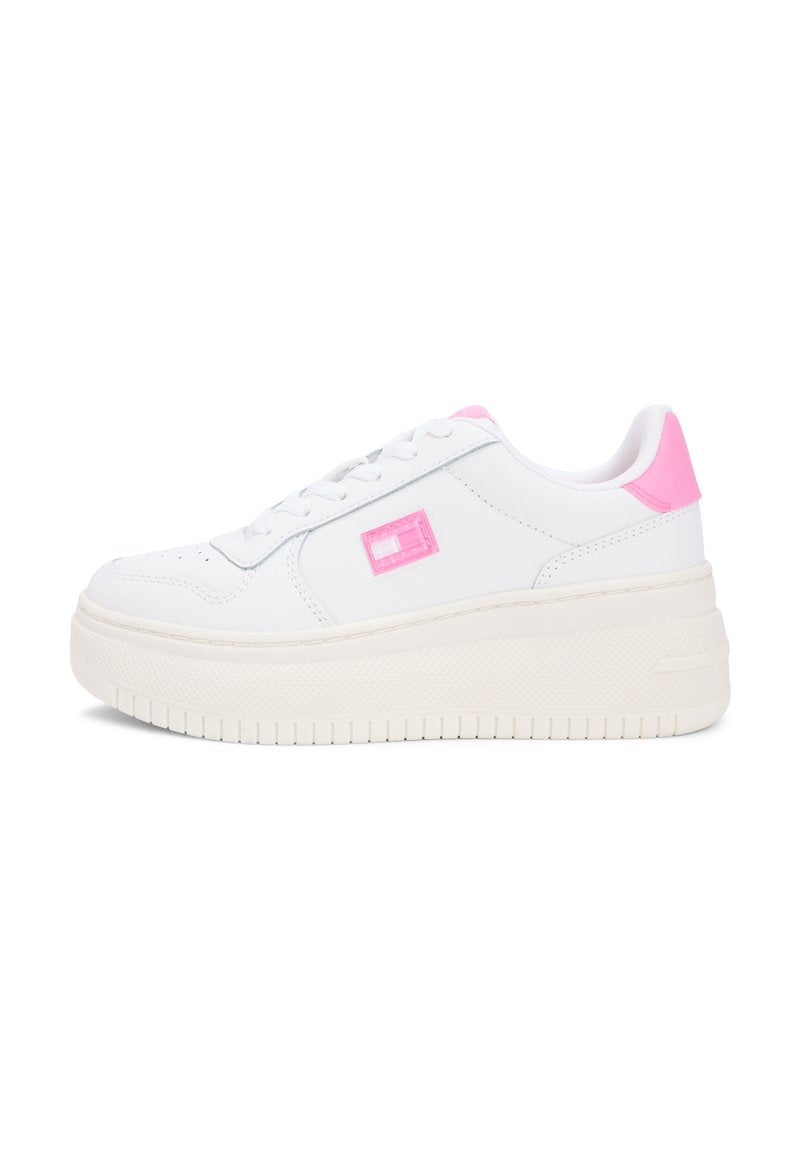 Weiße Ledersneaker mit einer strukturierten, cremefarbenen Plateau-Sohle, verziert mit einem pinken Akzent an der Ferse und einem pinkfarbenen dekorativen Logo an der Seite.
