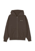 Brauner Reißverschluss-Hoodie aus Baumwollmischung mit einer Vordertasche, einer Kapuze mit Kordelzug und dem Textlogo "Cozy Club" auf der linken Brust.