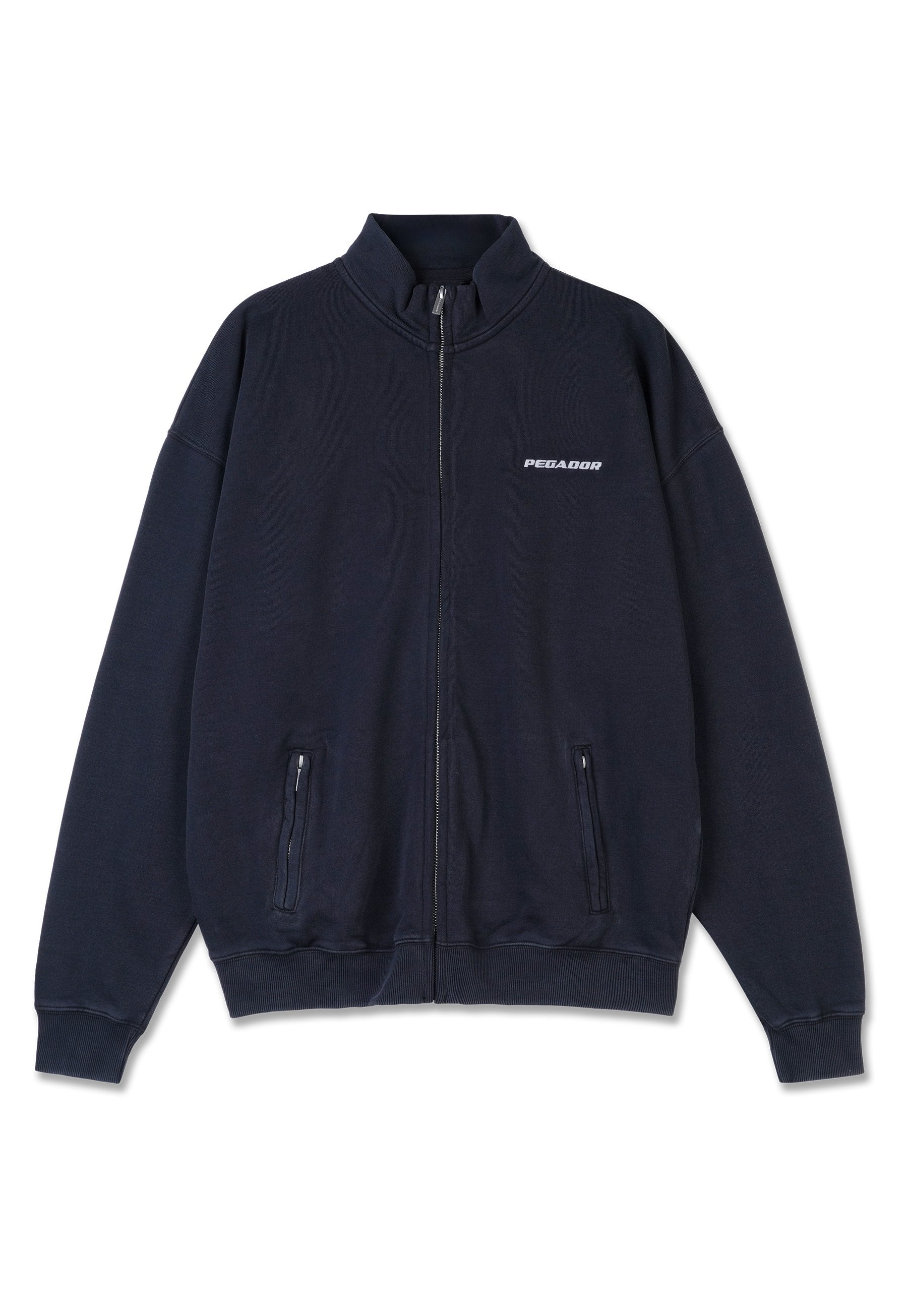 Marineblaues Zip-Up Sweatshirt mit Stehkragen, langen Ärmeln und zwei Fronttaschen. Mit Logo-Text auf der linken Brust. Aus weichem Fleece-Material.