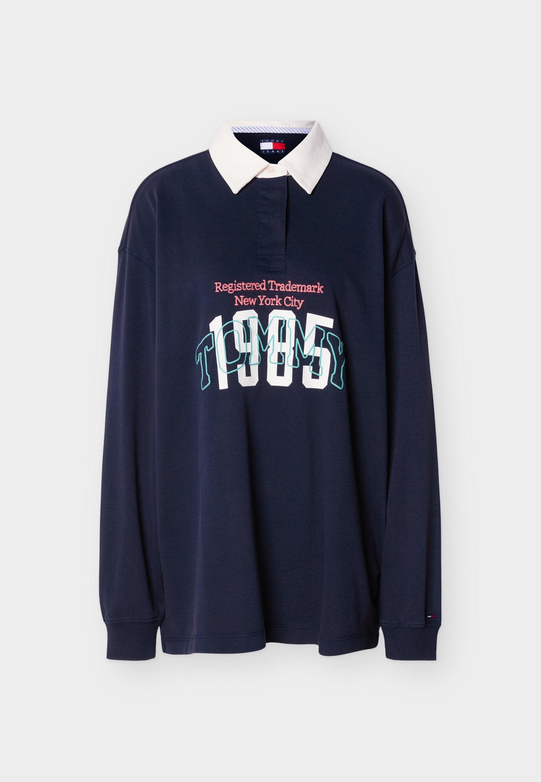 Marineblaues Polohemd mit langen Ärmeln und weißem Kragen. Mit einem grafischen Druck von "TOMMY" und "Registered Trademark New York City" in kontrastierenden Farben.
