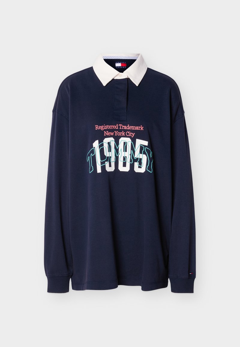 Marineblaues Polohemd mit langen Ärmeln und weißem Kragen. Mit einem grafischen Druck von "TOMMY" und "Registered Trademark New York City" in kontrastierenden Farben.