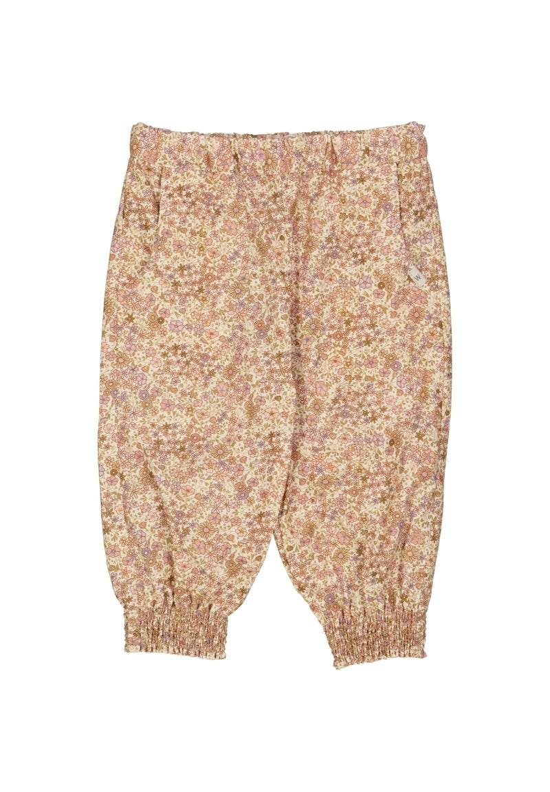 Blumenmuster-Hosen aus weichem, leichtem Stoff mit einem gerafften Bund und elastischen Bündchen. Die Muster zeigen rosa und braune Farbtöne auf einem cremefarbenen Hintergrund.