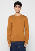 Brauner, gerippter Strickpullover mit langen Ärmeln, rundem Ausschnitt und kontrastierendem orangefarbenem Akzent am Kragen. Lässige Passform, weiche Textur.