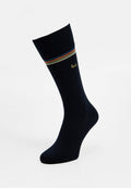 Marineblaue Socken mit geripptem Bündchen, einem mehrfarbigen gestreiften Band und einem gelben Logo. Hergestellt aus weichem Stoff mit glatter Textur.