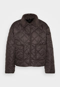 Dunkelbraune gesteppte Jacke mit Druckknöpfen, zwei frontalen Patten-Taschen und einem Cordkragen, flach auf einem weißen Hintergrund präsentiert.