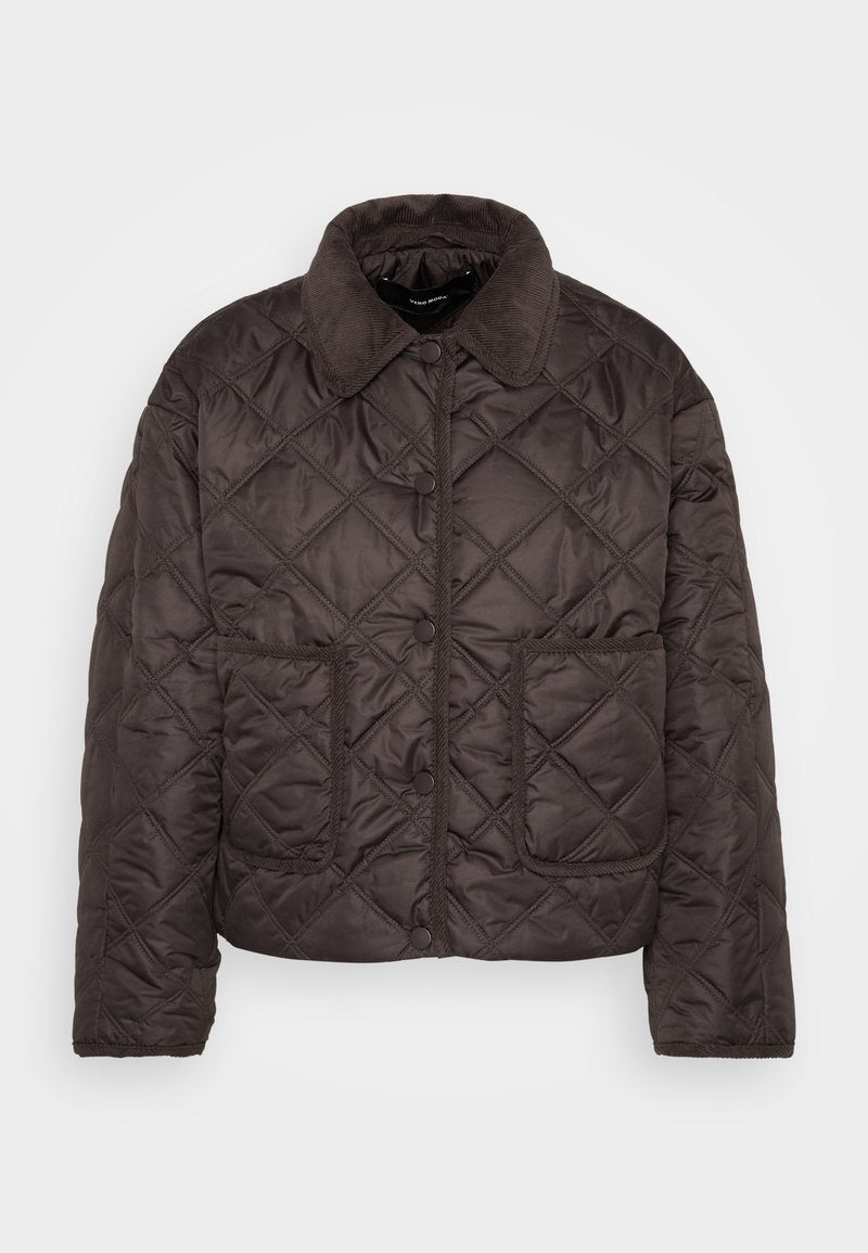 Dunkelbraune gesteppte Jacke mit Druckknöpfen, zwei frontalen Patten-Taschen und einem Cordkragen, flach auf einem weißen Hintergrund präsentiert.
