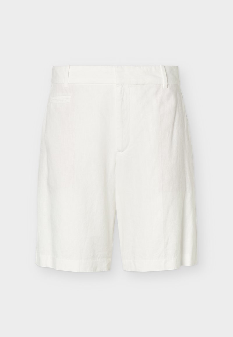 Weiße, maßgeschneiderte knielange Shorts mit Gürtelschlaufen und einer Seitentasche, vorne auf einfarbigem Hintergrund gezeigt.