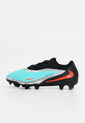 Hellblaue und schwarze Fußballschuhe mit strukturiertem Obermaterial, silbernen Akzenten, orangefarbenem Logo und multifunktionaler Stollensohle für besseren Halt.