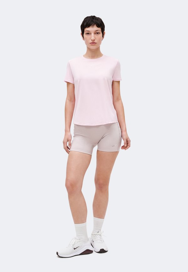 Nike Performance ONE