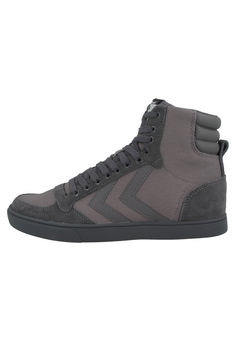Graue High-Top-Sneaker aus einer Mischung aus strukturiertem Wildleder und glattem Stoff. Ausgestattet mit grauen Schnürsenkeln und einer gummierten Sohle mit minimalistischem Design.