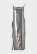 Silberne metallische Slipdress mit dünnen Trägern, glatter Textur und gerader Silhouette, die einen subtilen Glanz und ein minimalistisches Design aufweist.