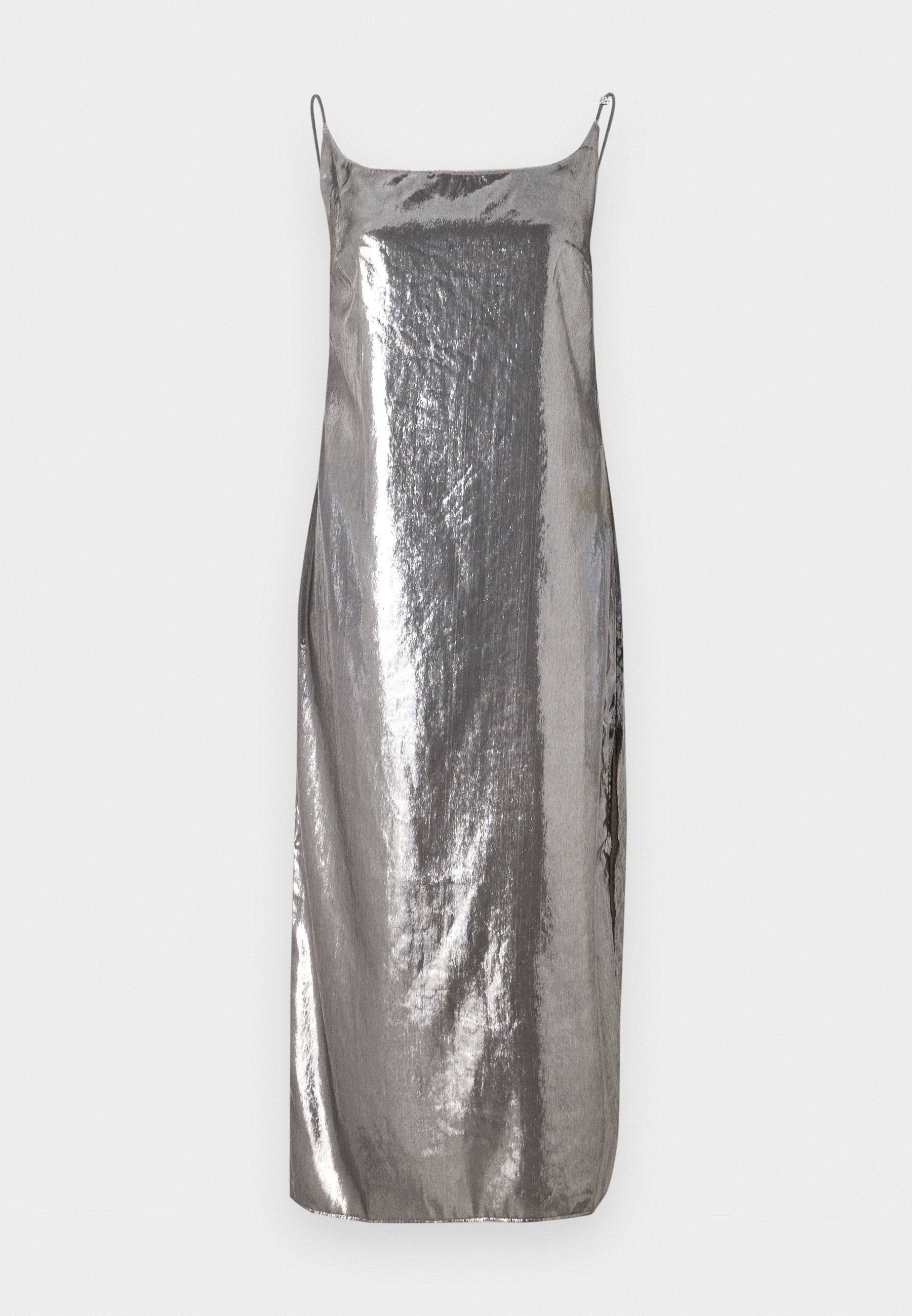 Silberne metallische Slipdress mit dünnen Trägern, glatter Textur und gerader Silhouette, die einen subtilen Glanz und ein minimalistisches Design aufweist.