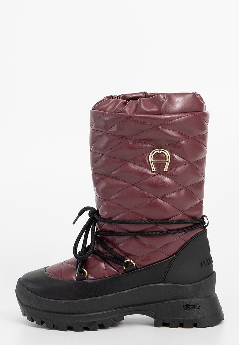 Burgunderfarbene, gesteppten, wasserdichte Stiefel mit einer schwarzen Gummisohle, Schnürung vorne und goldenen Logodetails an der Seite. Texturiertes Obermaterial für zusätzlichen Halt.