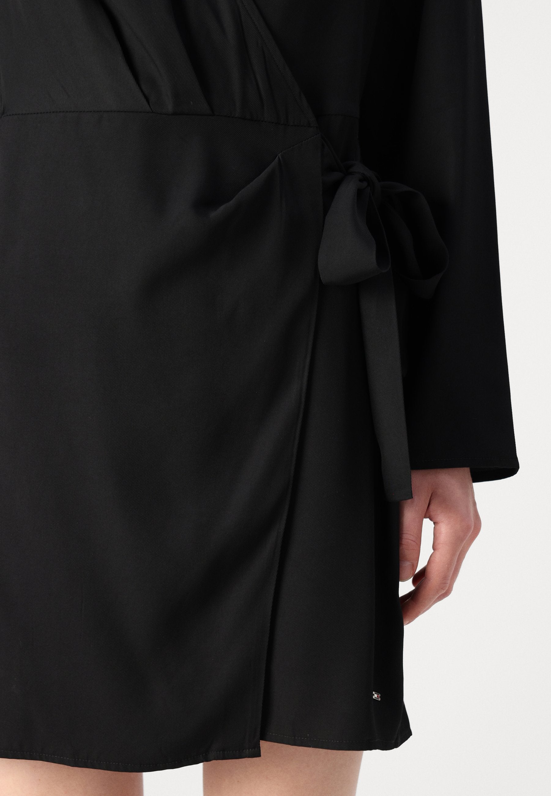 FLUID WRAP SHORT DRESS Media 6