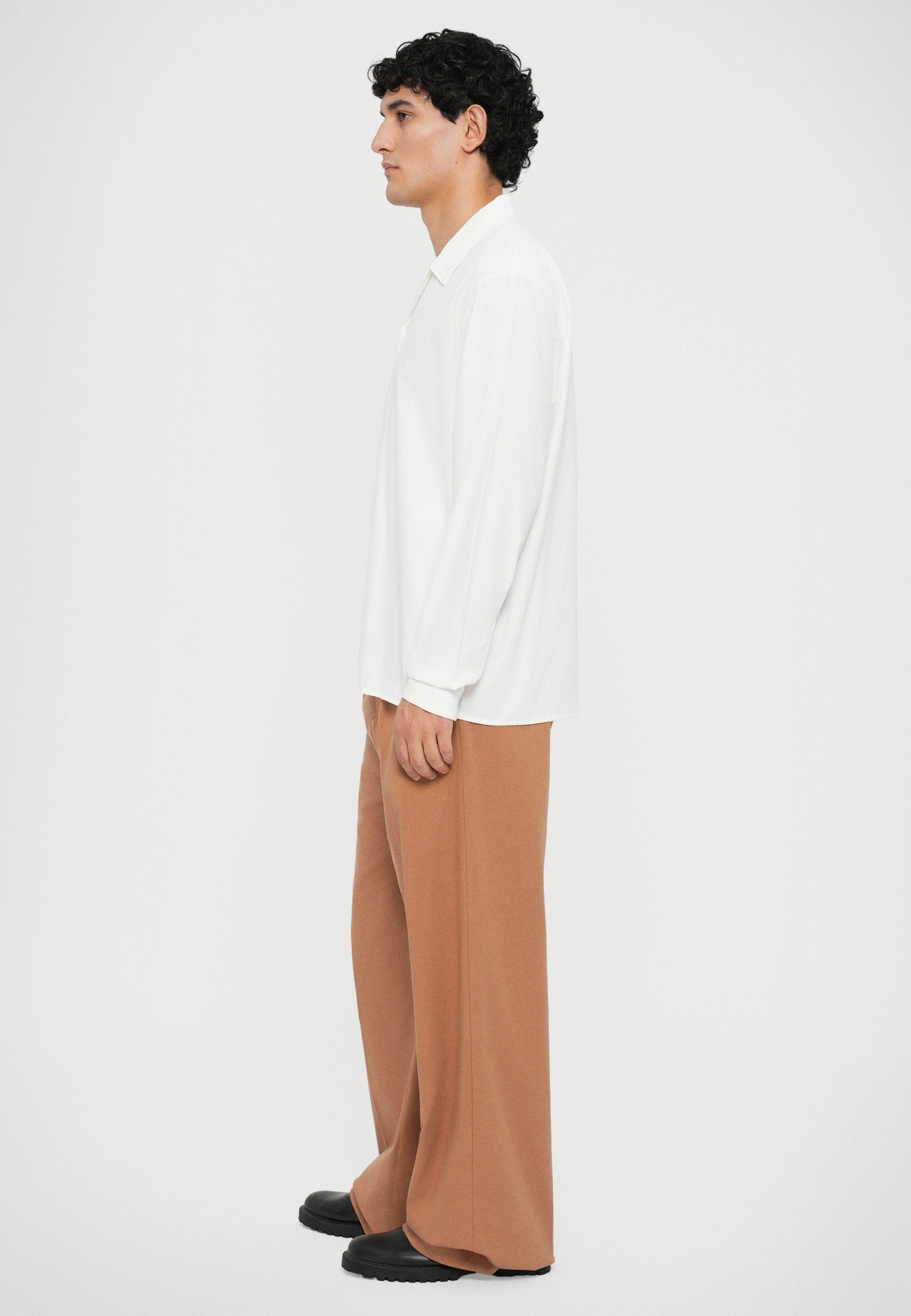 Essential Collective TROUSERS WITH PLEATS