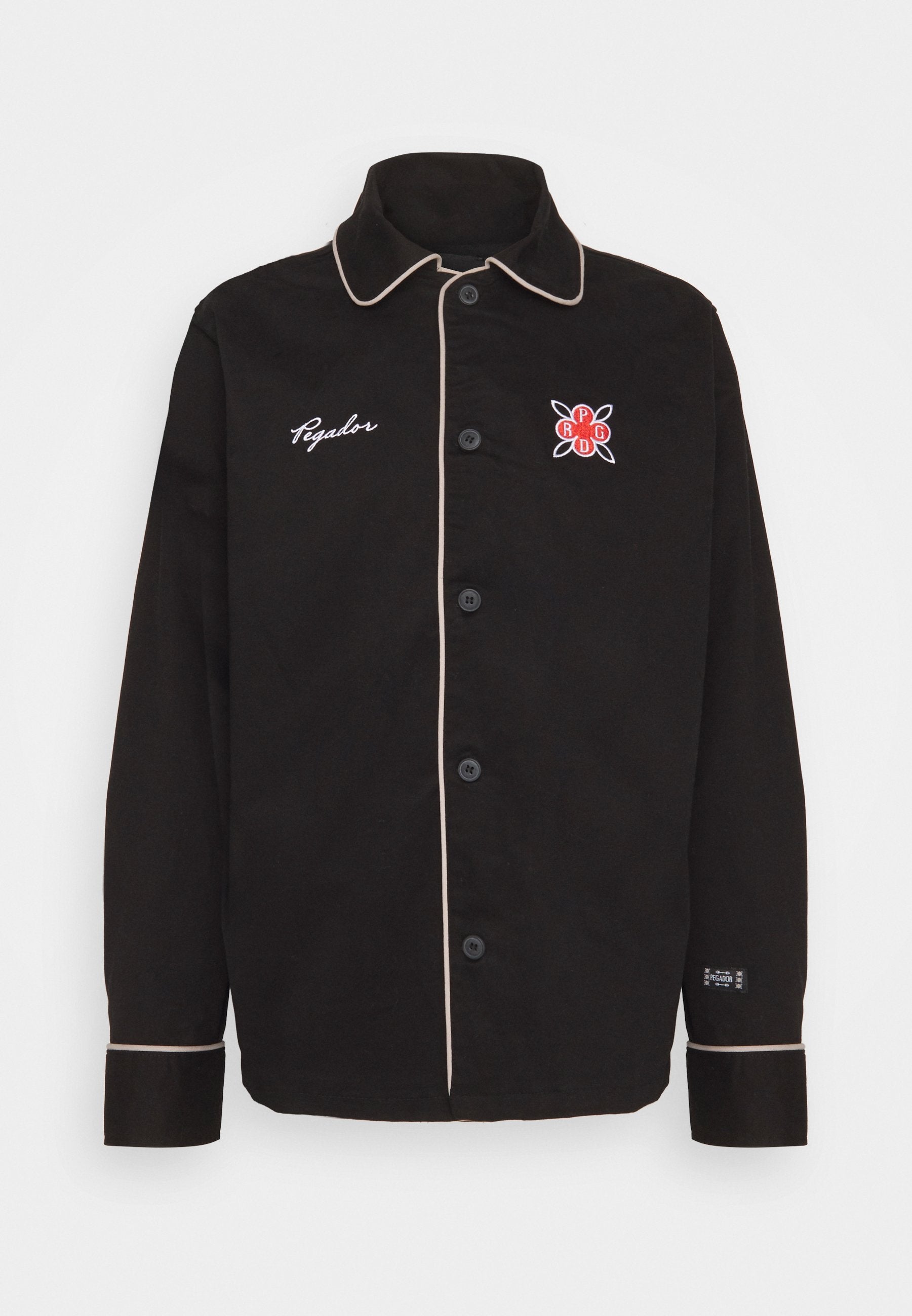 Schwarze Knopfjacke mit einem kontrastierenden, hellen Kragen und Manschetten, versehen mit einem bestickten Logo auf der Brust und fünf Knöpfen an der Vorderseite.