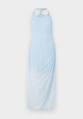 Hellblaues Halfterkleid mit gerafftem Textur, ausgestattet mit geknoteten Schulterträgern und einer langen, fließenden Silhouette.