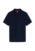 Marineblaues kurzärmeliges Poloshirt mit zwei Knöpfen, einem Kragen und einem kleinen rot-weiß-blauen Logo auf der Brust.