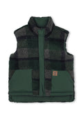 Grüner und grauer karierten Fleece-Weste mit hohem Kragen, Reißverschluss, zwei Fronttaschen und einem Logopatch auf der Tasche.