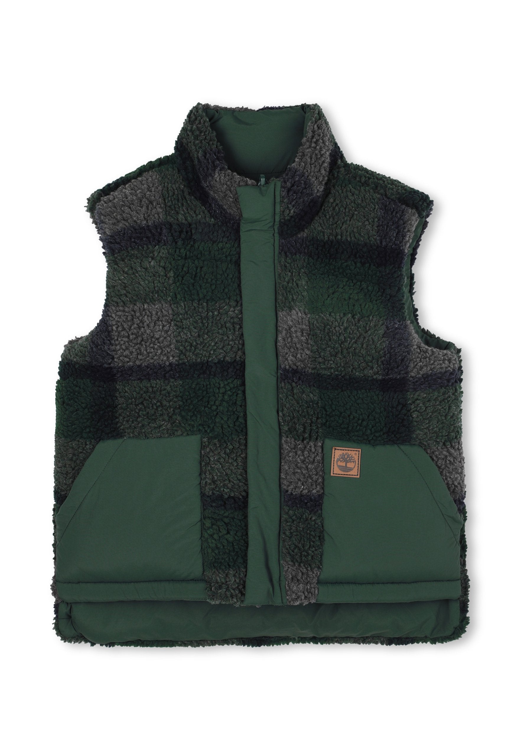 Grüner und grauer karierten Fleece-Weste mit hohem Kragen, Reißverschluss, zwei Fronttaschen und einem Logopatch auf der Tasche.
