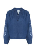 Denimbluse mit V-Ausschnitt, langen Ballonärmeln und floralen Stickereidetails an den Ärmeln. Farbe: dunkelblau. Lässige Passform.