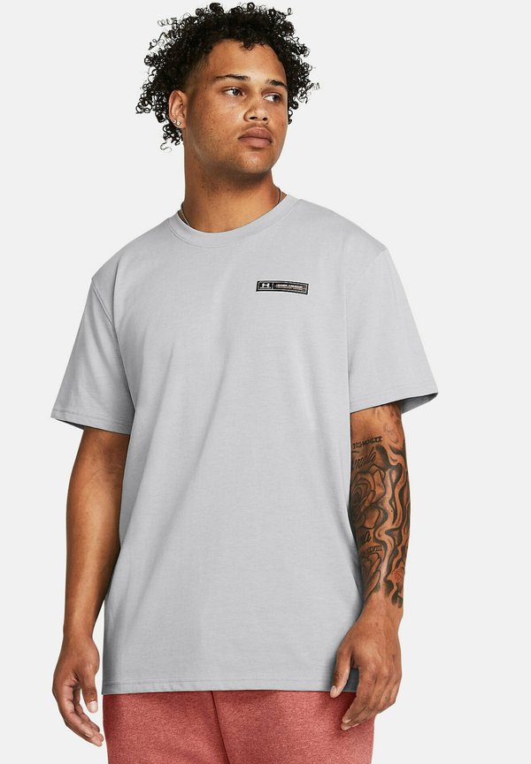 Under Armour HEAVYWEIGHT ARMOUR LABEL - Basic T-shirt - mod gray medium heather (011)