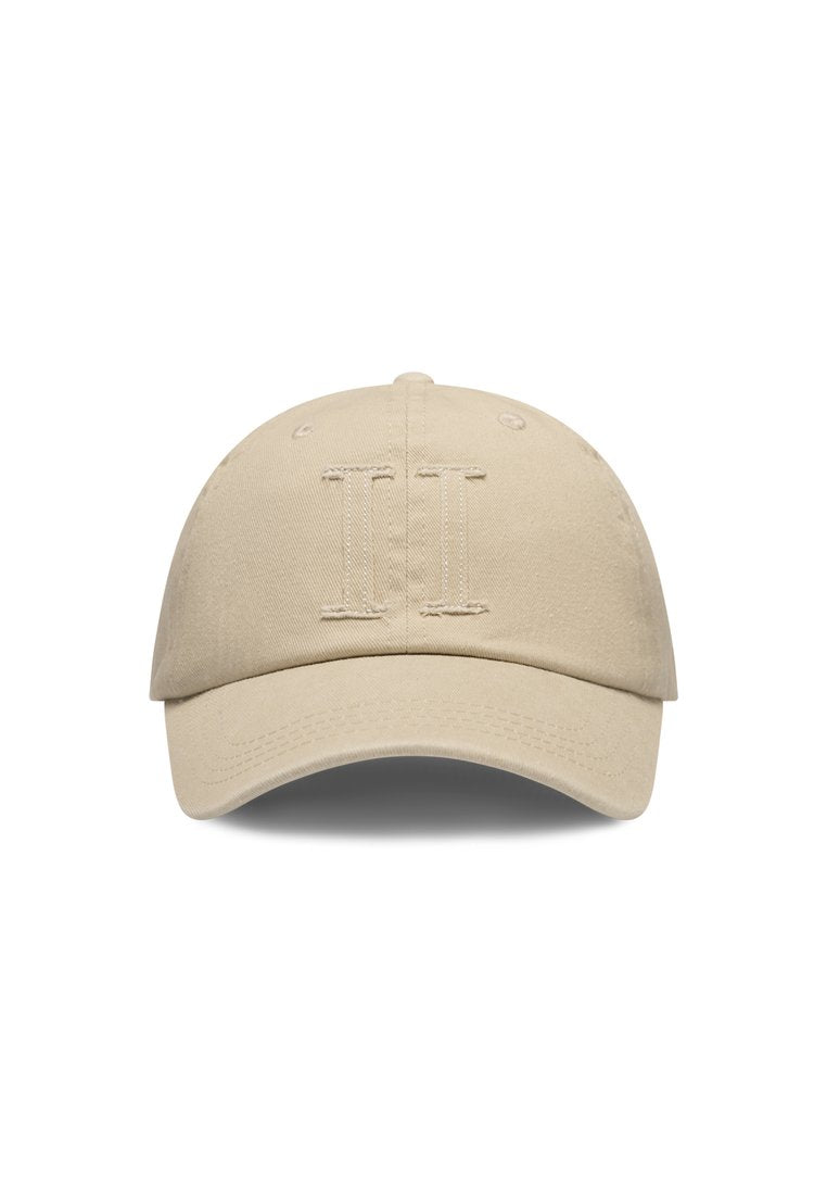 Beige Baumwoll-Baseballcap mit einem gestickten "II" auf der Vorderseite, gebogenem Schirm und Belüftungslöchern auf der Krone.