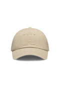 Beige Baumwoll-Baseballcap mit einem gestickten "II" auf der Vorderseite, gebogenem Schirm und Belüftungslöchern auf der Krone.