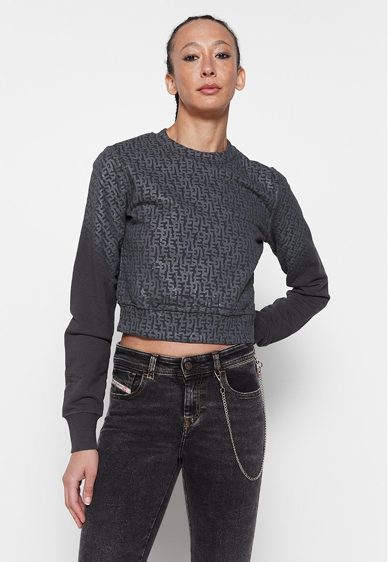 Abgeschnittenes Sweatshirt aus dunkelgrauem Stoff mit strukturiertem Logo-Muster auf der Vorderseite und einfarbigen dunklen Ärmeln. Kombiniert mit schwarzen Jeans mit Kettendetail.