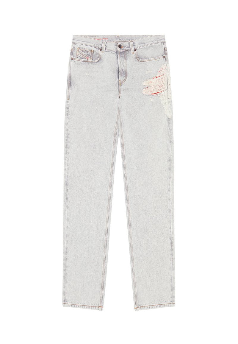 Helle, gewaschene Straight-Leg-Jeans mit distressed und ausgefransten Details am oberen rechten Oberschenkel und klassischem Fünf-Taschen-Design.