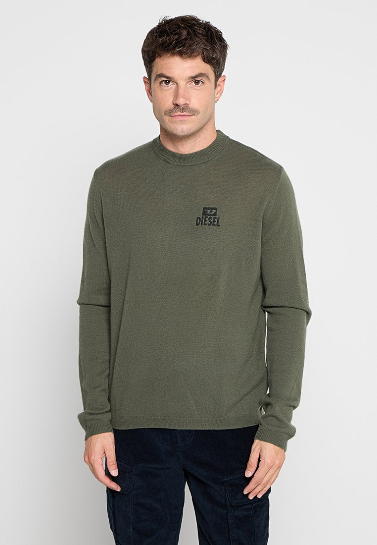 Olivgrüner Strickpulli mit Rundhalsausschnitt, langen Ärmeln und kleinem schwarzen Diesel-Logo auf der linken Brust. Weicher Stoff und taillierte Passform.