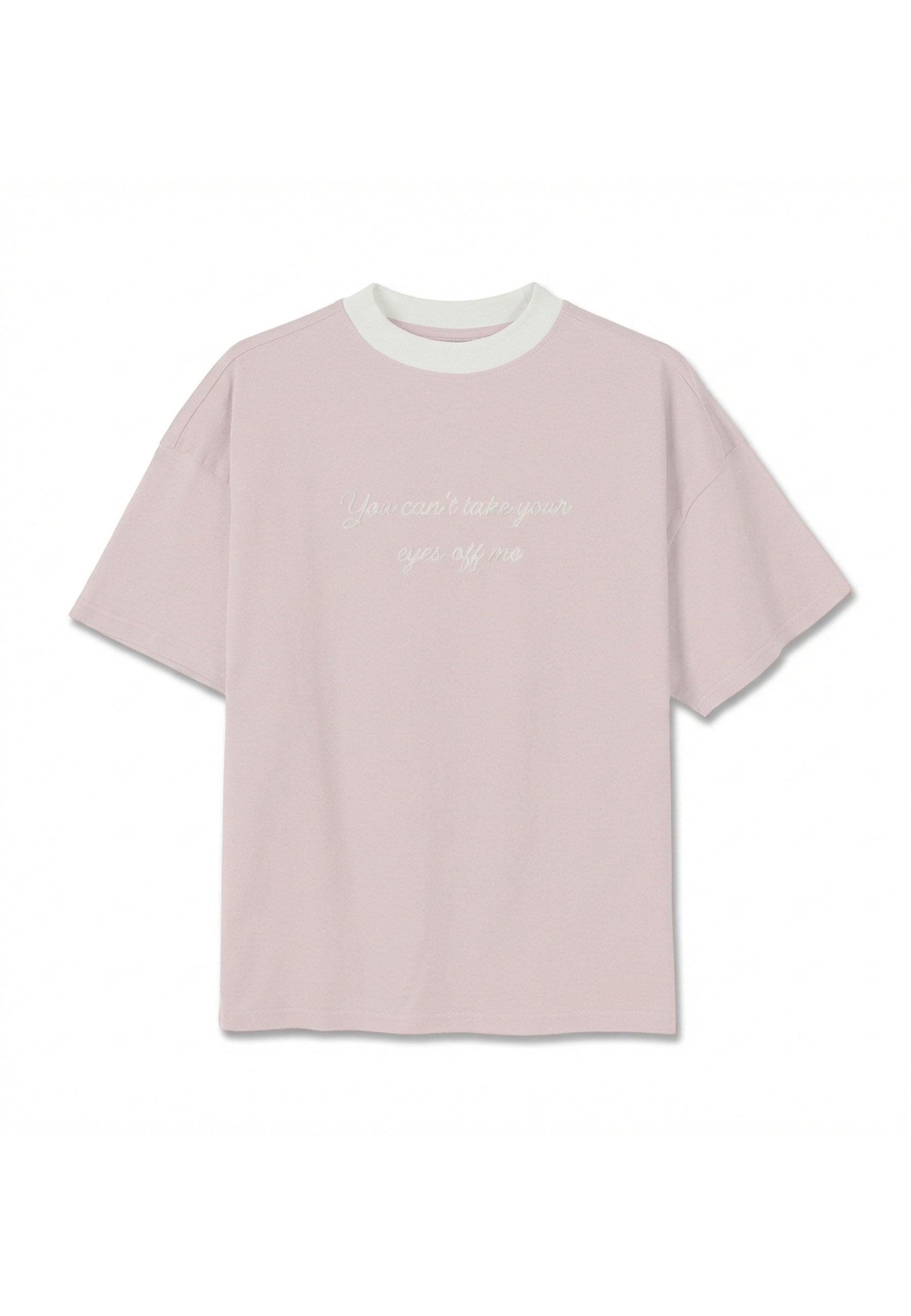 Hellrosa T-Shirt mit kurzen Ärmeln, weißem Kragen und zentriertem weißen Kursivtext mit der Aufschrift "Du kannst deine Augen nicht von mir abwenden."