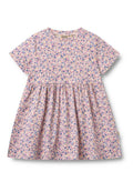 Pinkes Kleid mit kurzen Ärmeln, versehen mit einem Blumenmuster in Blau und Lila. Ein geraffter Rock mit einfachem Rundhalsausschnitt.