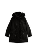 Schwarze Parkajacke mit einer Kapuze aus Kunstfell, vorderen Taschen, verstellbaren Zugbändern und einer glatten, strapazierfähigen Stoffstruktur.