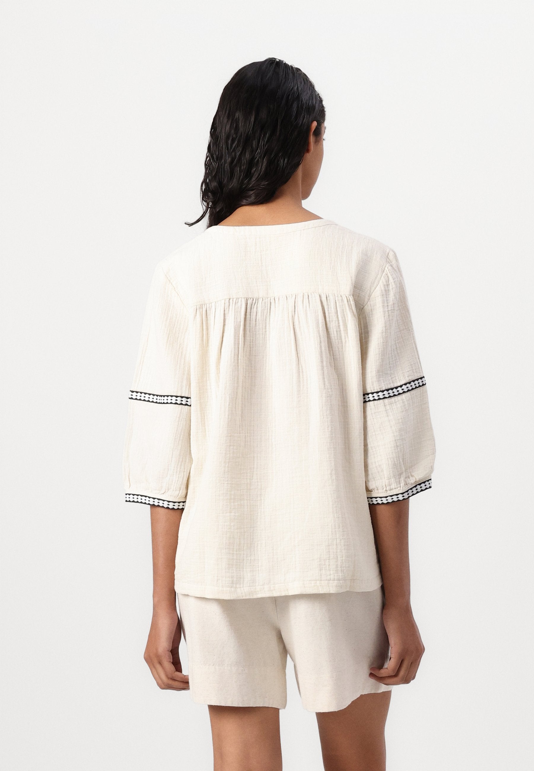 VILA VITOVANA V NECK