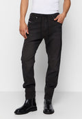 Schwarze, tapered Jogginghosen mit elastischem Bund und Kordelzug. Aus Denim gefertigt, mit Fronttaschen und dezenten Nähdetails.