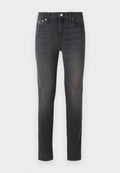 Schwarze Denim-Jeans mit schmalem Schnitt, ausgestattet mit einem klassischen Fünf-Taschen-Design und einem Metallknopfverschluss. Glatte Textur mit subtiler Ausbleichung.