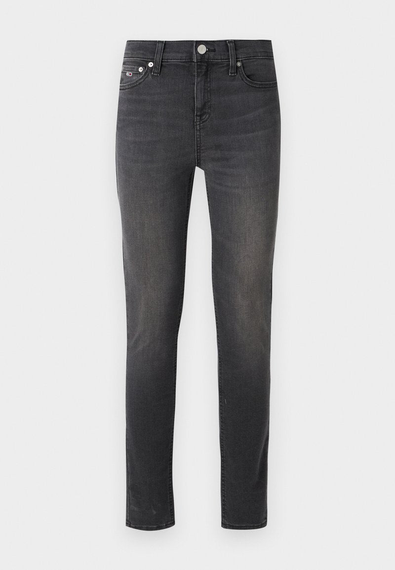 Schwarze Denim-Jeans mit schmalem Schnitt, ausgestattet mit einem klassischen Fünf-Taschen-Design und einem Metallknopfverschluss. Glatte Textur mit subtiler Ausbleichung.
