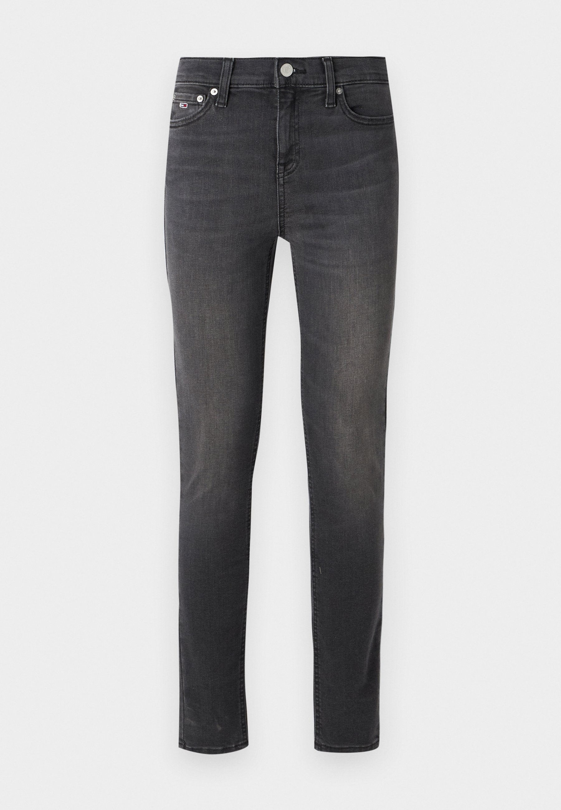 Schwarze Denim-Jeans mit schmalem Schnitt, ausgestattet mit einem klassischen Fünf-Taschen-Design und einem Metallknopfverschluss. Glatte Textur mit subtiler Ausbleichung.