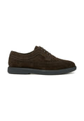 Braune Wildleder Derby-Schuhe mit dekorativen Brogue-Details, Schnürdesign und einer kontrastierenden schwarzen Gummisohle. Glatte Textur, klassischer Schnitt.