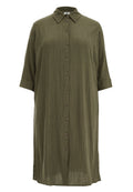 Olivegrünes, leichtes Hemdkleid mit strukturierter Oberfläche. Es hat eine durchgehende Knopfleiste, einen spitzen Kragen und dreiviertellange Ärmel.