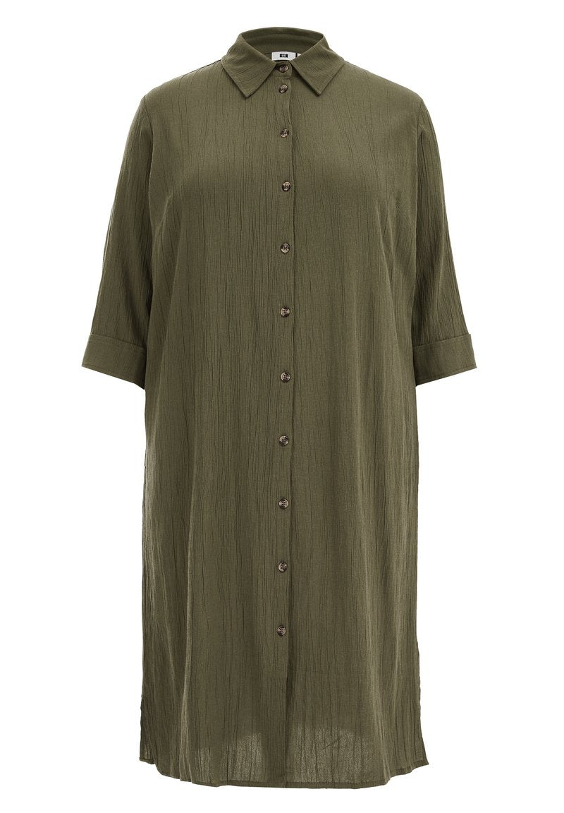 Olivegrünes, leichtes Hemdkleid mit strukturierter Oberfläche. Es hat eine durchgehende Knopfleiste, einen spitzen Kragen und dreiviertellange Ärmel.