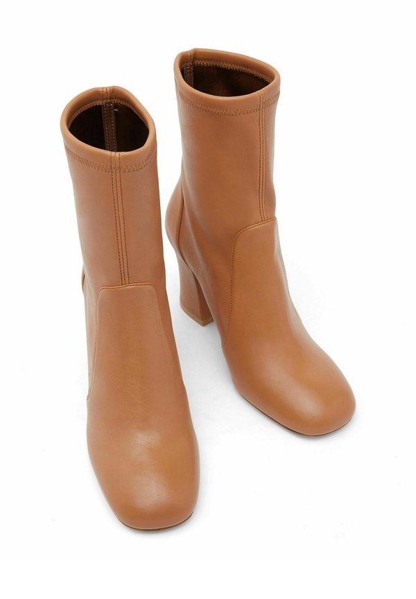 Stuart Weitzman CURVEBLOCK