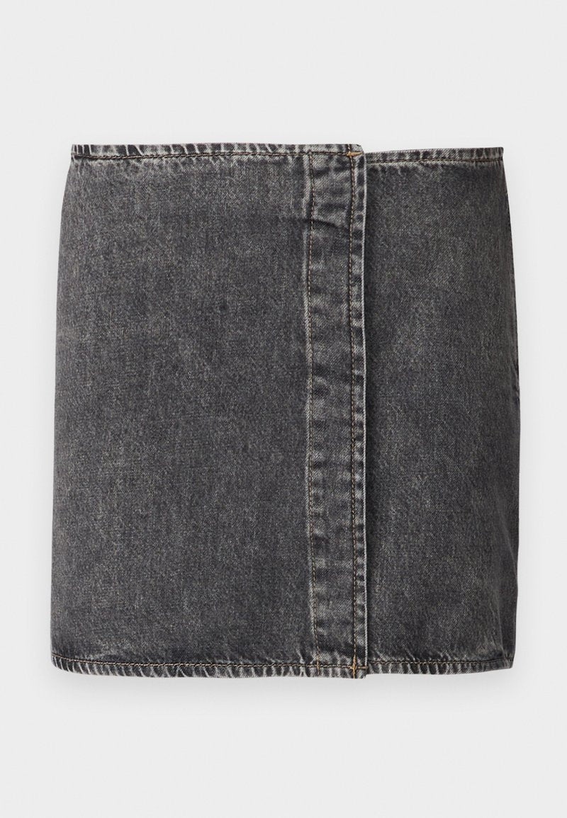 Dunkelgrauer Denim-Rock mit geradem Schnitt, sichtbaren Nähten entlang der Seitennaht und einem rohen Saumabschluss am unteren Rand.